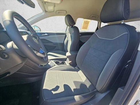 Used 2024 Volkswagen Taos SE image 11