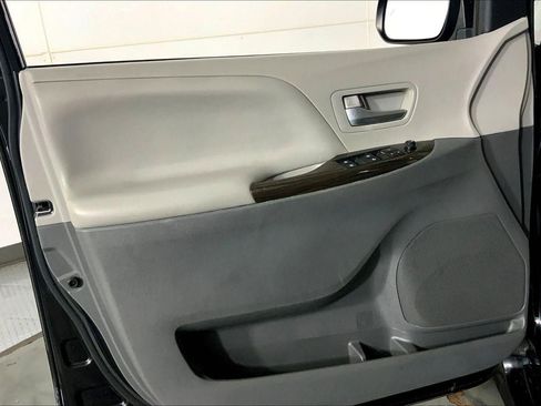 Used 2020 Toyota Sienna XLE FWD image 24