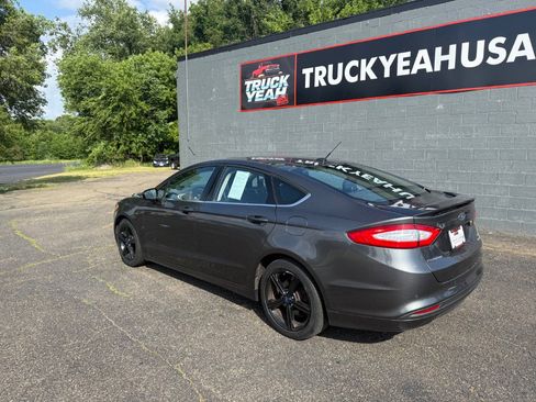 Used 2016 Ford Fusion SE FWD image 3