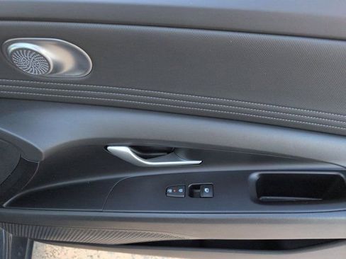 Used 2025 Hyundai Elantra SEL FWD image 33