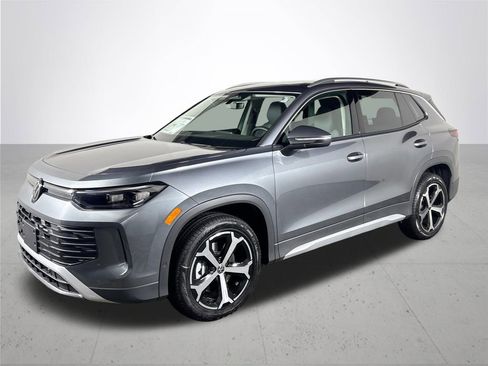 New 2025 Volkswagen Tiguan SE image 2