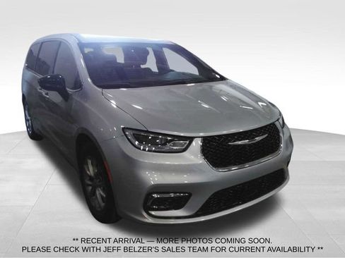 Used 2026 Chrysler Pacifica Limited FWD image 1