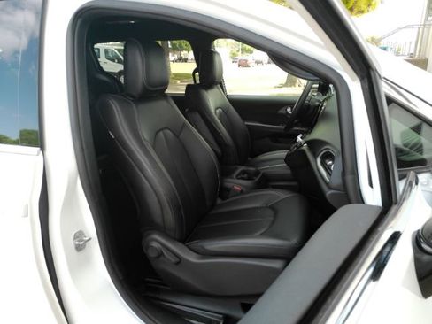 Used 2025 Chrysler Pacifica Select image 22