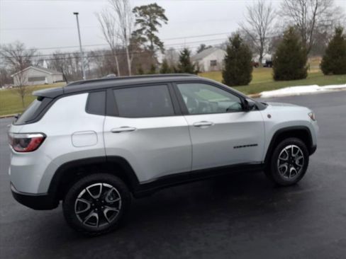 Used 2024 Jeep Compass Trailhawk w/ Sun and Sound Group AWD/4WD image 6