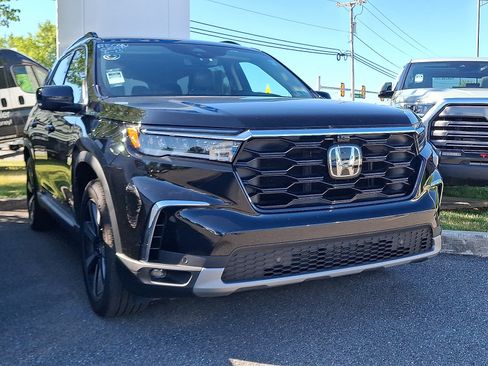 Used 2025 Honda Pilot Elite image 1