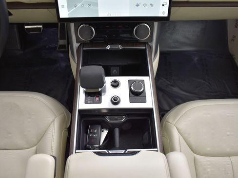 Used 2023 Land Rover Range Rover Long Wheelbase SE image 15