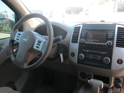 Used 2017 Nissan Frontier SV image 9
