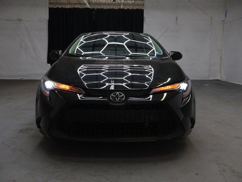 Used 2022 Toyota Corolla LE FWD image 2