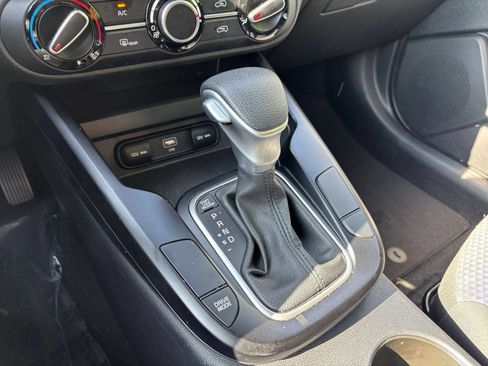 Used 2025 Kia Soul LX w/ LX Technology Package FWD image 36