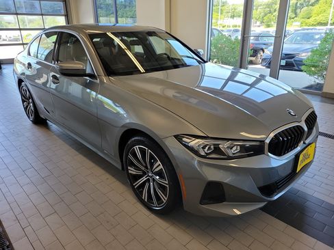 Used 2025 BMW 330i xDrive Sedan w/ Convenience Package AWD/4WD image 3