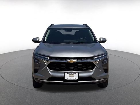 Used 2025 Chevrolet Trax LT w/ LT Convenience Package FWD image 3