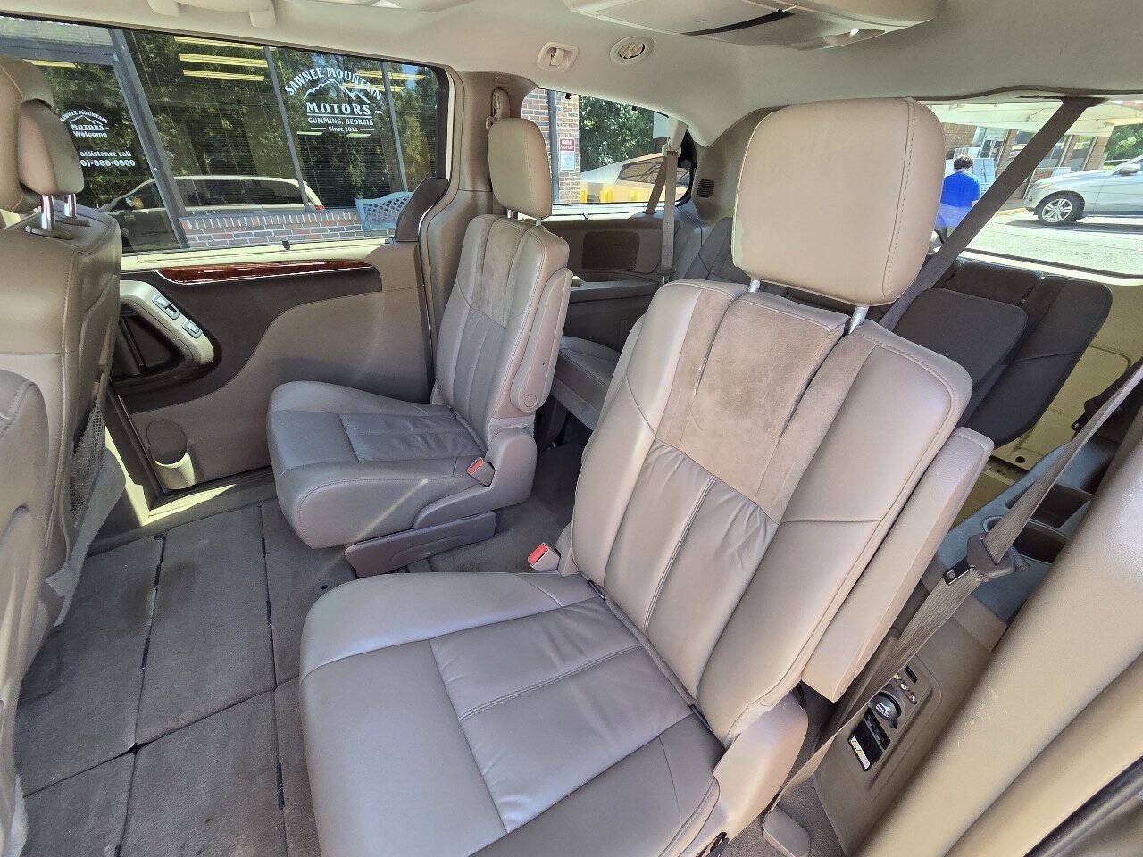 Used 2015 Chrysler Town & Country Limited Platinum FWD image 11