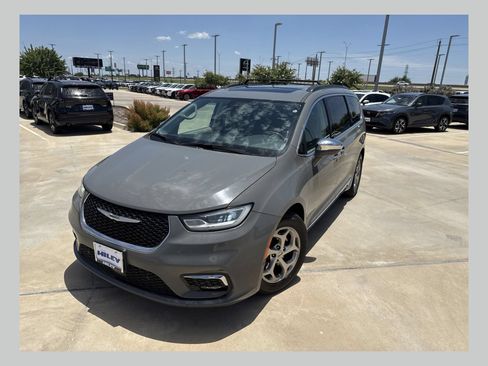 Used 2022 Chrysler Pacifica Limited FWD image 1