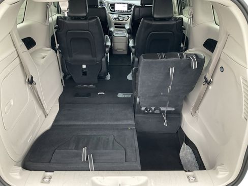 Used 2024 Chrysler Pacifica Select image 43