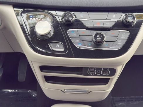 Used 2022 Chrysler Voyager LX FWD image 22