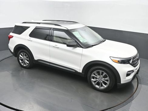 Used 2022 Ford Explorer XLT w/ Equipment Group 202A AWD/4WD image 44