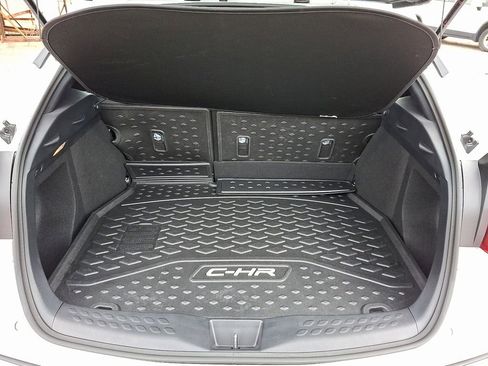 Used 2022 Toyota C-HR XLE image 31