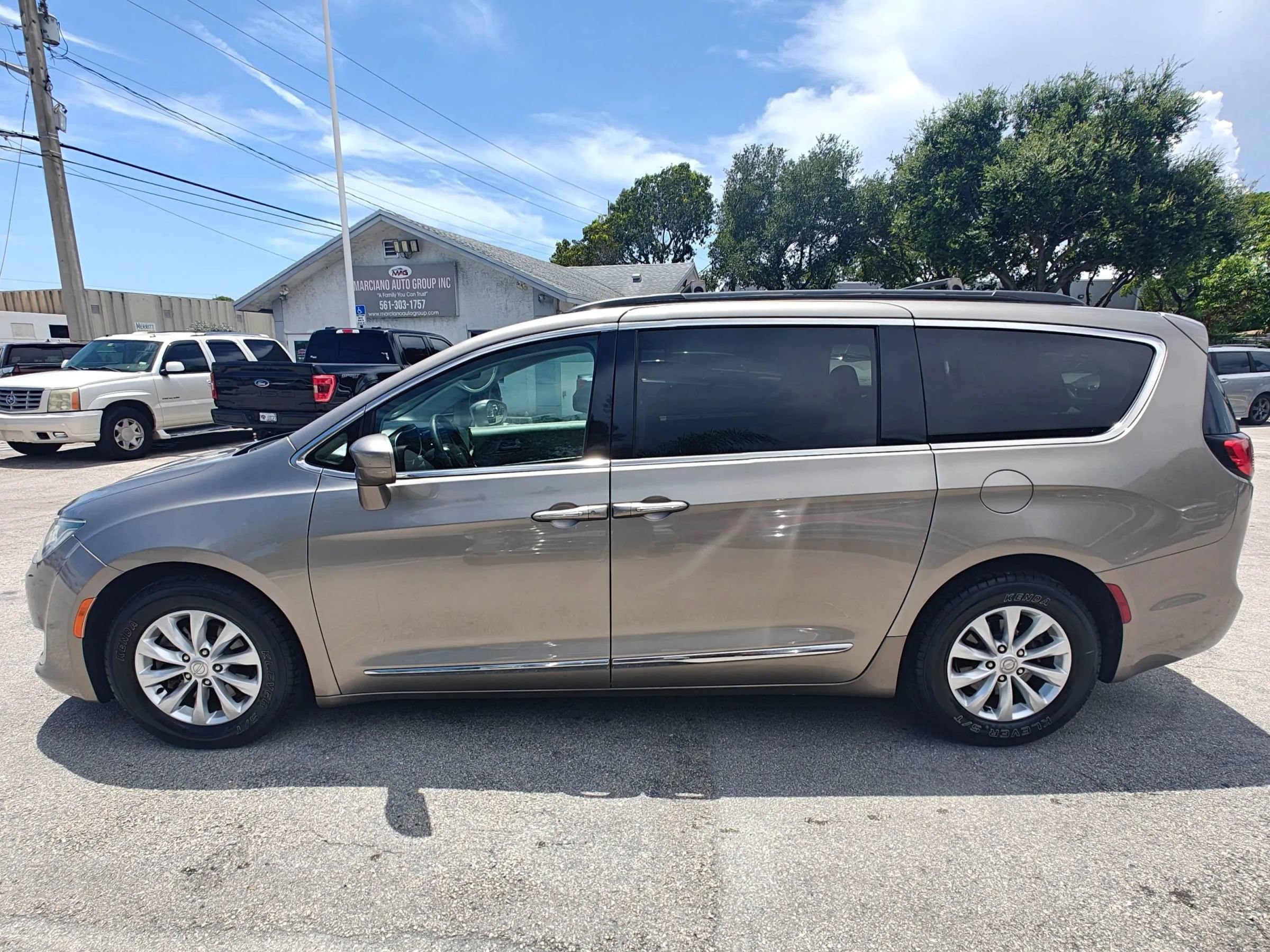 Used 2017 Chrysler Pacifica Touring-L FWD image 4