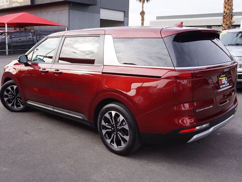 Used 2022 Kia Carnival EX image 4