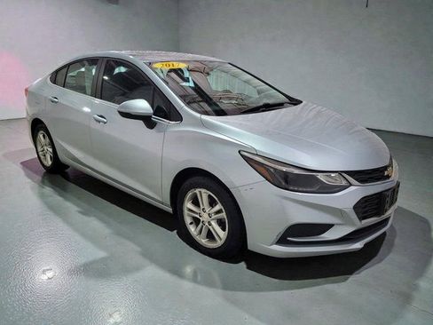 Used 2017 Chevrolet Cruze LT image 2