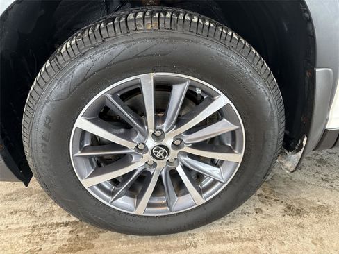 Used 2019 Toyota Highlander XLE image 19