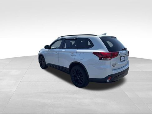 Used 2019 Mitsubishi Outlander AWD image 4