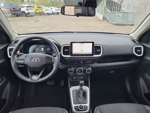 Used 2025 Hyundai Venue Limited image 26
