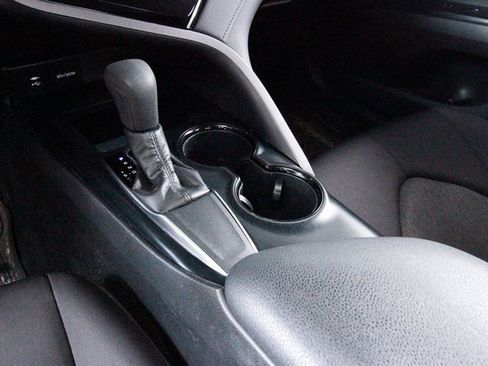 Used 2018 Toyota Camry LE image 9