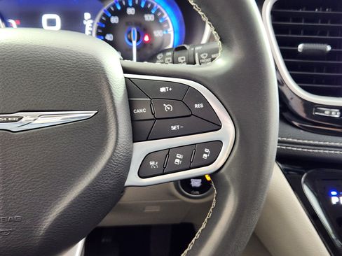 Used 2022 Chrysler Pacifica Touring-L image 19