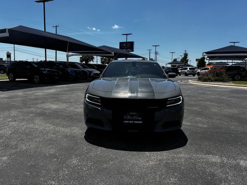 Used 2018 Dodge Charger SXT RWD image 2