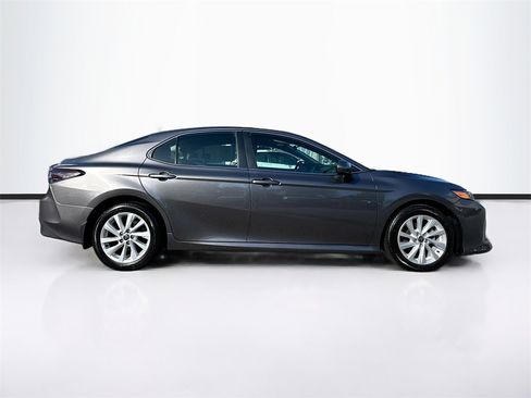 Used 2022 Toyota Camry LE image 5