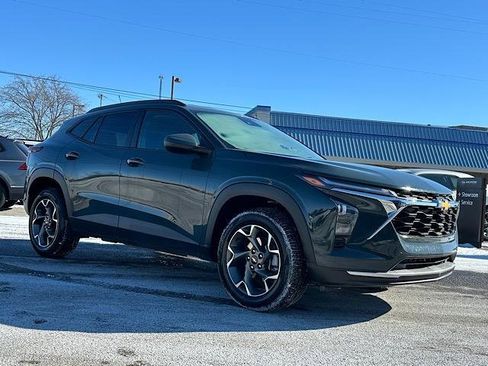 Used 2025 Chevrolet Trax LT w/ Sunroof Package image 9