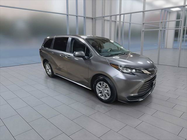 Certified 2022 Toyota Sienna LE FWD image 2