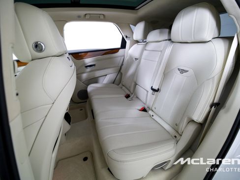 Used 2023 Bentley Bentayga Plug-In Hybrid image 17