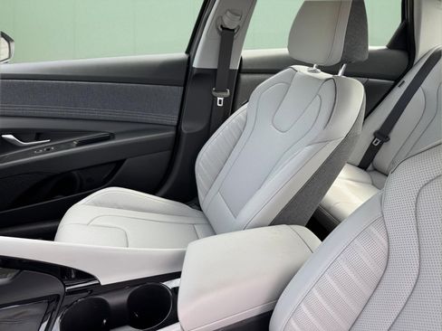 Certified 2025 Hyundai Elantra Limited FWD image 9
