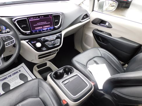 Used 2022 Chrysler Pacifica Touring-L image 18
