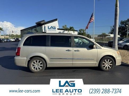 Used 2014 Chrysler Town & Country Touring w/ Driver Convenience Group FWD image 2