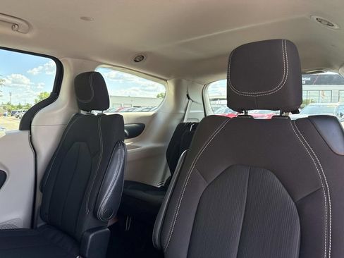 Used 2023 Chrysler Voyager LX FWD image 12