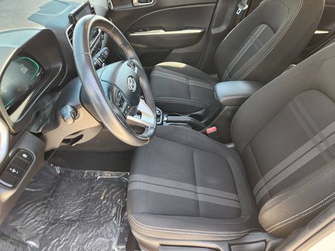 Used 2024 Hyundai Venue SEL FWD image 15