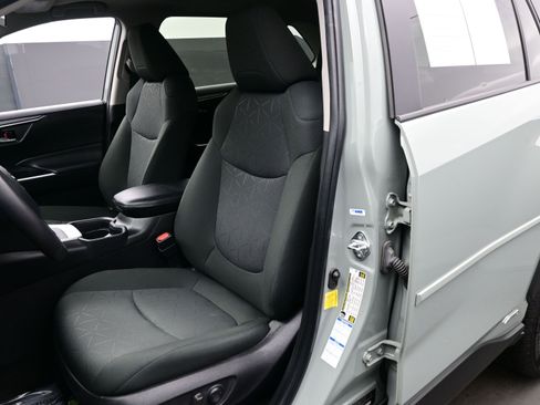 Used 2021 Toyota RAV4 XLE w/ Convenience Package image 12