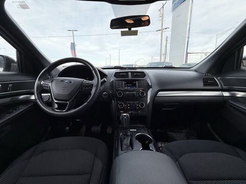 Used 2018 Ford Explorer XLT image 27