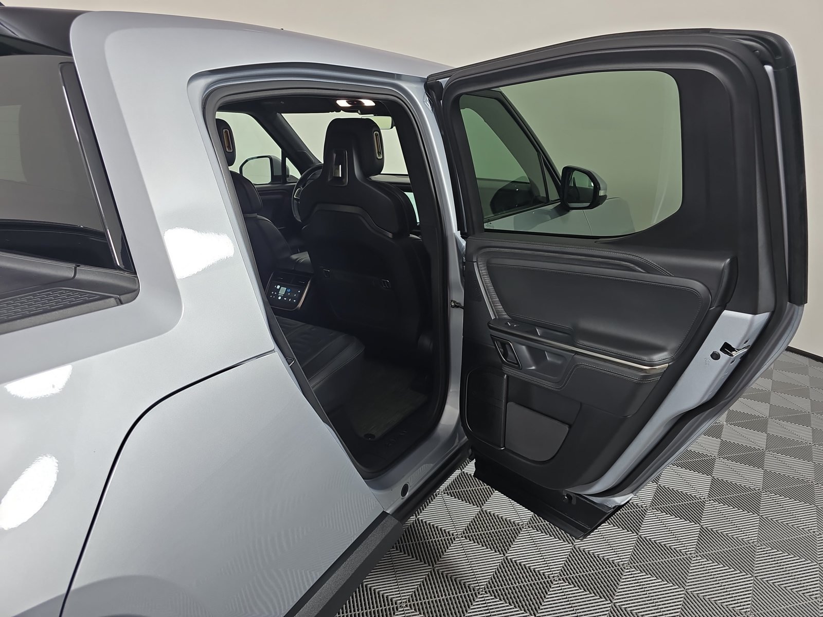 Used 2023 Rivian R1T Adventure Dual AWD/4WD image 19