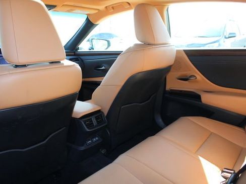 Certified 2025 Lexus ES 300h w/ Premium Package image 9