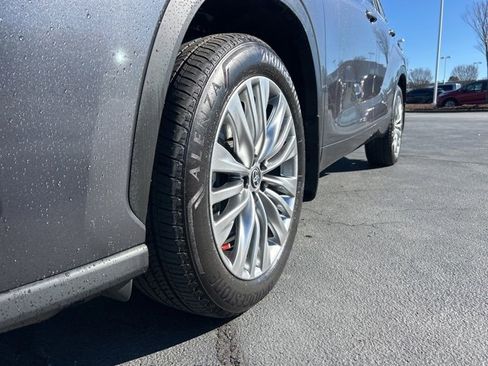 Used 2024 Toyota Highlander Platinum image 11