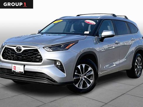 Certified 2024 Toyota Highlander XLE image 1