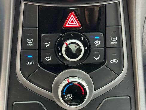Used 2015 Hyundai Elantra SE image 24