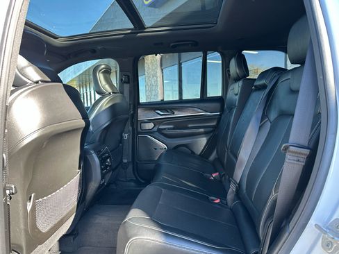 Used 2022 Jeep Grand Cherokee Overland w/ Luxury Tech Group IV image 14