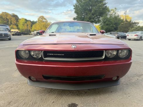 Used 2010 Dodge Challenger SE image 1