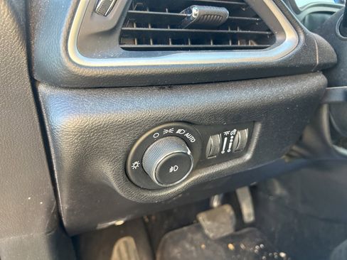 Used 2020 Chrysler Pacifica Touring-L image 18