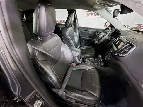 Used 2021 Jeep Cherokee Latitude Plus image 29